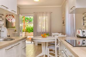 Apartments with a parking space Mali Losinj (Losinj) - 15201