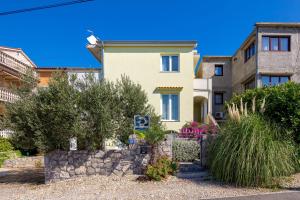 Apartments and rooms with parking space Kraljevica - 17589 