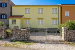 Apartments and rooms with parking space Kraljevica - 17589