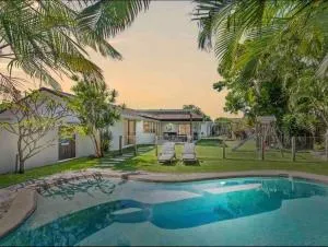 Modern Beach home with large private gardens - Castaways Beach