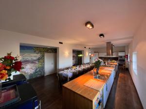 GROUP STAY VILLA - 40 Guests - PRIVATE POOL - TENNISCOURT - PRIVATE COOK - CONVERANCE ROOM villaitaly eu