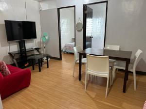 Cebu City 2 Bedroom Condo Unit-WIFI-AC-Hot Shower (U404)