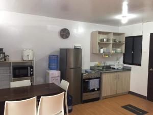 Cebu City 2 Bedroom Condo Unit-WIFI-AC-Hot Shower (U404)