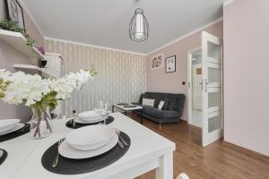 Comfortable Apartment 50 m2 with 1 Bedroom in Wrocław by Renters