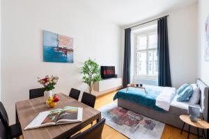 Spacious 3-bedrooms apartment near Karlin Square