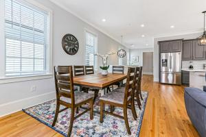 Spacious 5BR Urban Retreat w Balcony & Pool