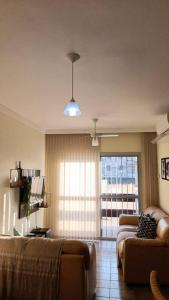 Apartamento à três quarteirões da praia com 2 dorm