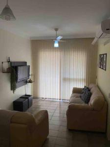 Apartamento à três quarteirões da praia com 2 dorm