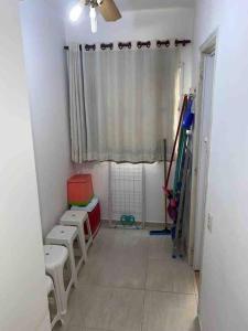 Apartamento à três quarteirões da praia com 2 dorm