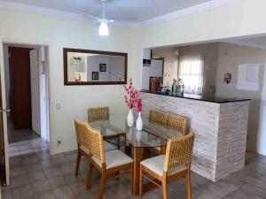 Apartamento à três quarteirões da praia com 2 dorm