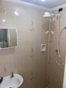 Apartamento à três quarteirões da praia com 2 dorm