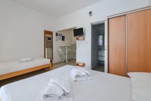 Seagull Pool Apartments & Studios