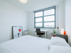 Central Location Flat near Old St and Dalston Overlooking Rosemary Park and Regents Canal - Pass the Keys