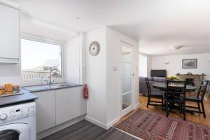 Charming 3 bedroom harbour cottage with parking