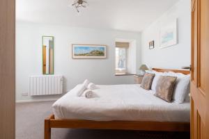 Charming 3 bedroom harbour cottage with parking