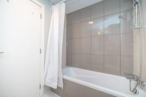 StoneTree - Furnished Studio in Golf Promenade 3A