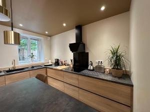 Maison 200m2- 9 chambres avec sdb - 16-18 personnes - séminaire-Proche Centre-Ville-Gare et Arena-terrasse