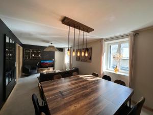 Maison 200m2- 9 chambres avec sdb - 16-18 personnes - séminaire-Proche Centre-Ville-Gare et Arena-terrasse