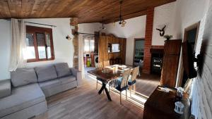 ENTRESIERRAS Apartamentos rurales con chimenea, barbacoa y espacio para eventos