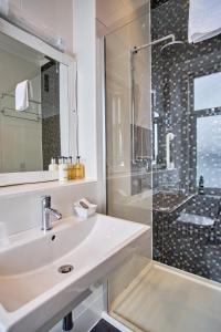Premium Twin Room with Sea View room in MacKays