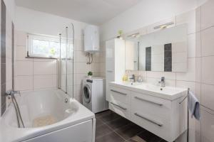 Seaview House Helena Apartments