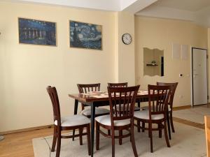 Bright top floor apartment with free parking