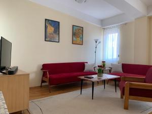 Bright top floor apartment with free parking