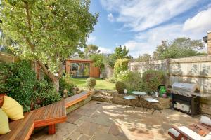 House - Sleeps 8 - Garden - Childrens Play Area
