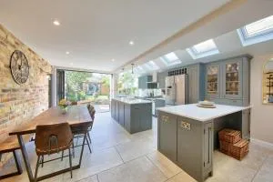 Family 4-Bed House & Secluded Garden - Wimbledon - Merton