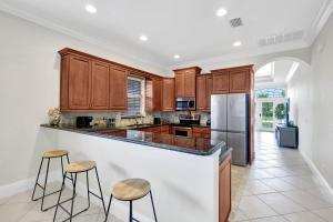 CocoBreeze - Poolside Paradise Mins to Beach!