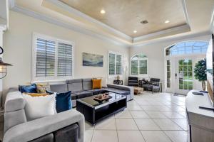 CocoBreeze - Poolside Paradise Mins to Beach!