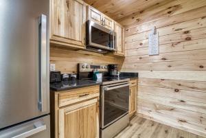 Ivys Cottage, Pickleball Court, Creek, WIFI, Mountain Views, Starting at 79"