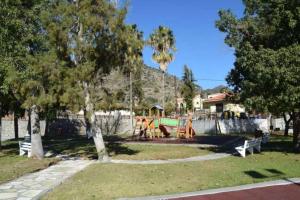 Beautiful 3 Bedr House in Arakapas with fireplace