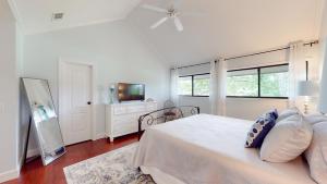 979 Inverness Village