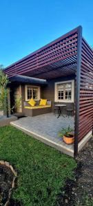 Waterfront Cottage Stand 122