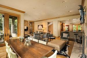 Owl Creek 20, Luxury family home with private balcony, deck, hot tub, and patio - near lifts!