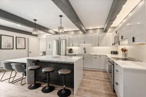 Enclave 110, Snowmass Ski-InSki-Out Condo wShared PoolHot TubGymWiFi