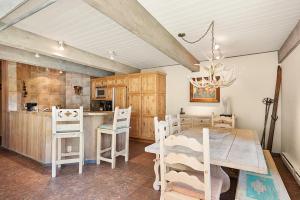 Enclave 207, Snowmass Ski-InSki-Out Condo wShared PoolHot Tub