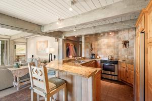 Enclave 207, Snowmass Ski-InSki-Out Condo wShared PoolHot Tub