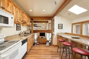 Old Hundred Unit 104, Sunny, Corner Townhouse, Treetop Views, 3 Blocks to Aspen Mtn