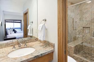 Old Hundred Unit 104, Sunny, Corner Townhouse, Treetop Views, 3 Blocks to Aspen Mtn