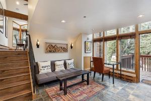 Old Hundred Unit 104, Sunny, Corner Townhouse, Treetop Views, 3 Blocks to Aspen Mtn