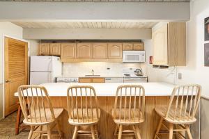 Chateau Chaumont Unit 8, Condo with Excellent Location, 1 Block to Aspen Mountain