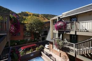 Chateau Chaumont Unit 8, Condo with Excellent Location, 1 Block to Aspen Mountain
