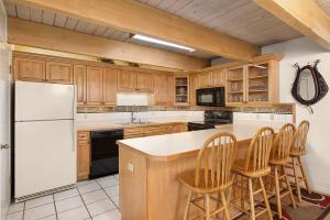 Chateau Dumont Unit 14, Spacious 3 Bedroom Condo, 1 Block from Downtown Aspen