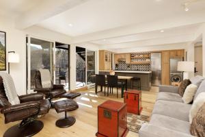 Chateau Roaring Fork Unit 25, Contemporary Condo with River Views, Close to Town