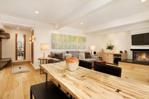 Chateau Roaring Fork Unit 25, Contemporary Condo with River Views, Close to Town