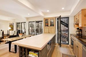 Chateau Roaring Fork Unit 25, Contemporary Condo with River Views, Close to Town