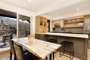 Chateau Roaring Fork Unit 25, Contemporary Condo with River Views, Close to Town