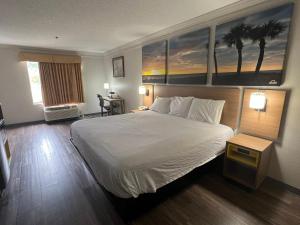 King Room - Disability Access/Non-Smoking room in Days Inn by Wyndham Louisburg